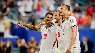 Jude Bellingham (ENG), Harry Kane (ENG) und Dan Burn (ENG) jubeln nach dem Sieg gegen England - Foto: IMAGO / Moritz Müller Jude Bellingham (ENG), Harry Kane (ENG) und Dan Burn (ENG) jubeln nach dem Sieg gegen England - Foto: IMAGO / Moritz Müller