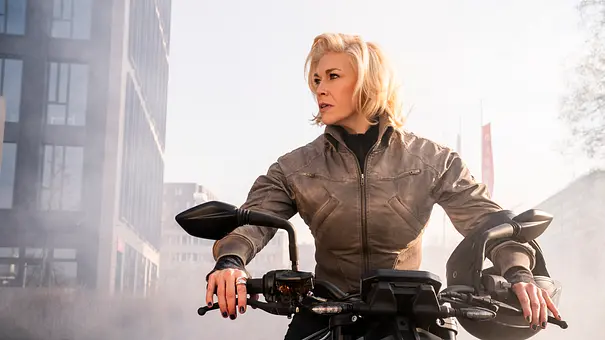 Judith auf einem Motorrad, sie guckt nach rechts. - Foto: Dušan Martinček/Prime Judith auf einem Motorrad, sie guckt nach rechts. - Foto: Dušan Martinček/Prime