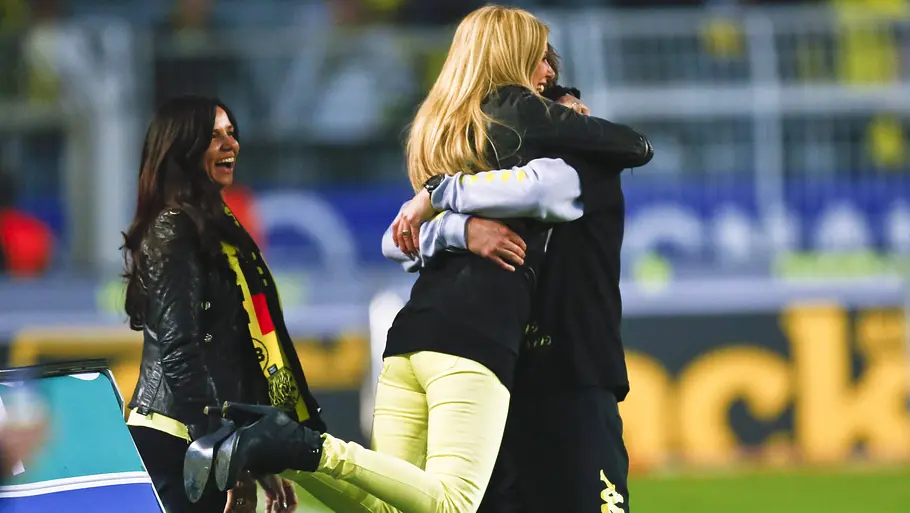 In wichtigen Momenten an seiner Seite: Jürgen Klopp umarmt Ulla Sandrock nach dem Erlange des Meistertitels mit dem BVB 2012