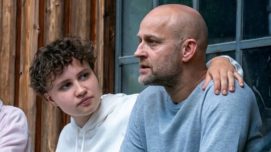 Jürgen Vogel Luna Jordan Lea Zoë Voss, Luna Jordan und Jürgen Vogel sitzen nebeneinander. Luna Jordan legt einen Arm um Jürgen Vogels Schulter.