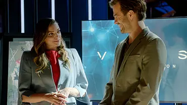 Emily und Julian stehen lächelnd voreinander. Sie trägt einen grauen Blazer über einem roten Oberteil, er ein graues Sakko. - Foto: RTL Emily und Julian stehen lächelnd voreinander. Sie trägt einen grauen Blazer über einem roten Oberteil, er ein graues Sakko. - Foto: RTL