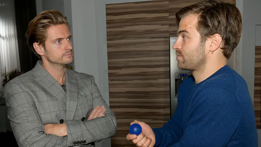 Julian kommt der Wahrheit über Gerners Krankenakte immer näher. Julian im Gespräch mit Philipp.