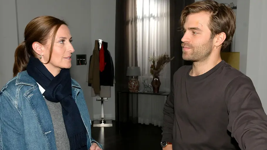 Julian will Katrin nicht auffliegen lassen. Julian und Katrin stehen sich skeptisch gegenüber.