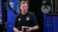 Julian Nagelsmann mit DFB-Trikot bei der Ankunft zur WM 2026 - Foto: IMAGO / Passion2Press Julian Nagelsmann mit DFB-Trikot bei der Ankunft zur WM 2026 - Foto: IMAGO / Passion2Press
