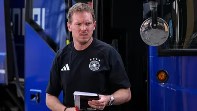 Julian Nagelsmann mit DFB-Trikot bei der Ankunft zur WM 2026 - Foto: IMAGO / Passion2Press Julian Nagelsmann mit DFB-Trikot bei der Ankunft zur WM 2026 - Foto: IMAGO / Passion2Press