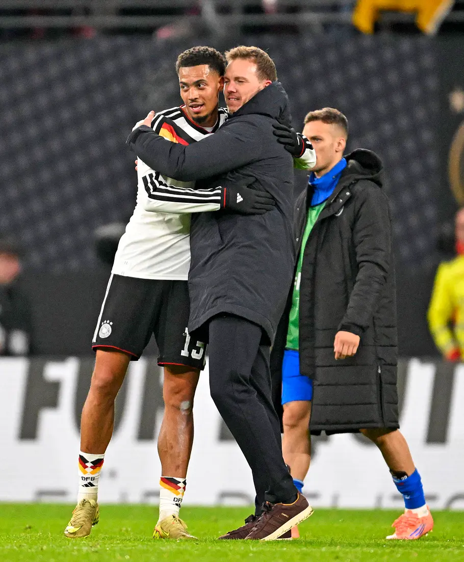 Julian Nagelsmann und Felix Nmecha National-Trainer Julian Nagelsmann gratuliert Felix Nmecha am 17.11.2025 während des 10.Spieltags der Fussball-WM-Qualifikation bei der Begegnung Deutschland - Slowakei.