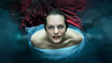 June steht im Wasser und sieht nach oben. - Foto: TMDB