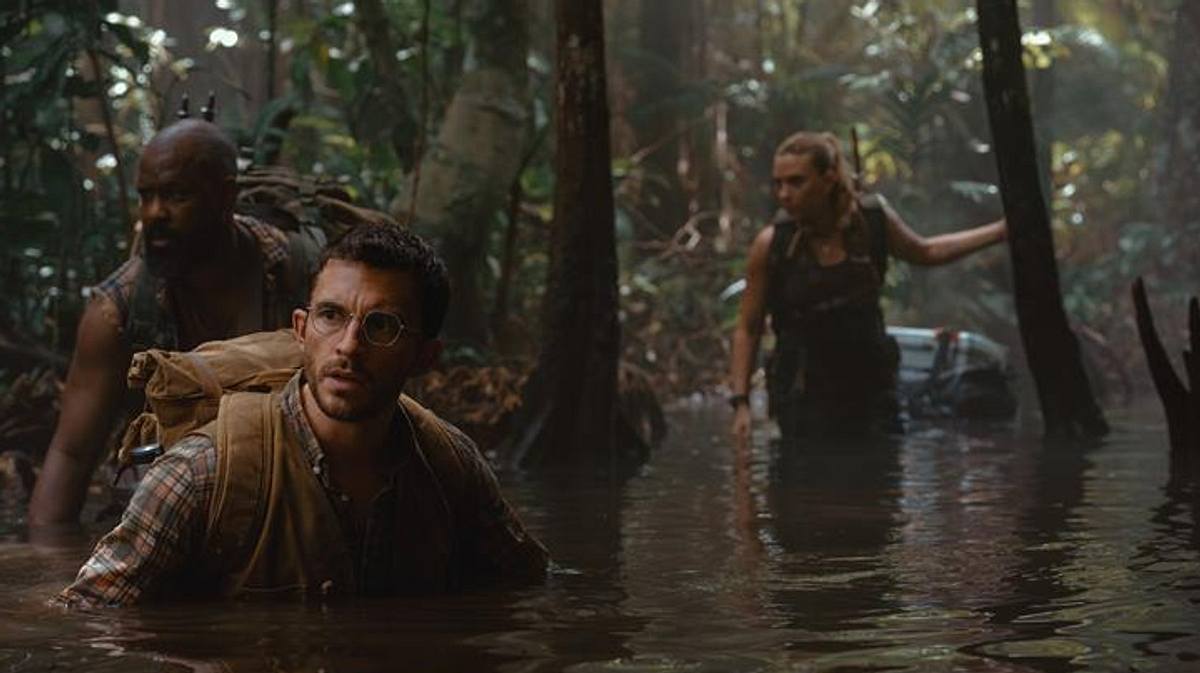 Hat der „Jurassic World 4“-Cast Survival-Skills? Jonathan Bailey und Scarlett Johansson warten in einer Szene aus „Jurassic World 4“ als Dr. Henry und Zora Bennett durchs Wasser