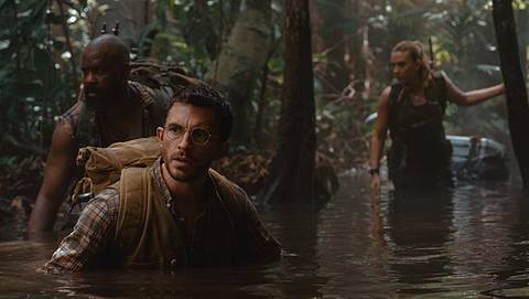 Jonathan Bailey und Scarlett Johansson warten in einer Szene aus  „Jurassic World 4“ als Dr. Henry und Zora Bennett durchs Wasser - Foto: © Universal Studios
