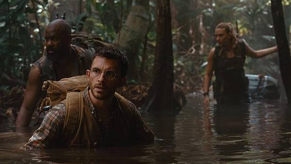 Jonathan Bailey und Scarlett Johansson warten in einer Szene aus  „Jurassic World 4“ als Dr. Henry und Zora Bennett durchs Wasser - Foto: © Universal Studios