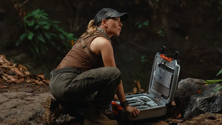Jurassic-World-Die-Wiedergeburt-Scarlett-Johannsson Szene aus in Jurassic World: Die Wiedergeburt: Scarlett Johannsson alias Zora Bennett untersucht etwas in einer Höhle