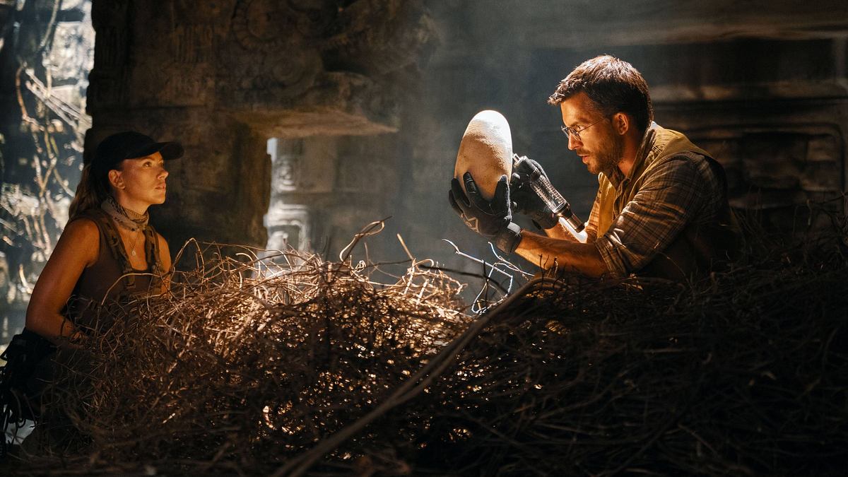 „Jurassic World: Die Wiedergeburt“ sorgt für Diskussionen unter Fans. Scarlett Johansson als Zora Bennett und Jonathan Bailey als Dr. Henry Loomis in Jurassic World 4