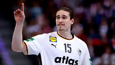 Juri Knorr hebt den rechten Zeigefinger beim Handball-Testspiel gegen Kroatien - Foto: IMAGO / Laci Perenyi