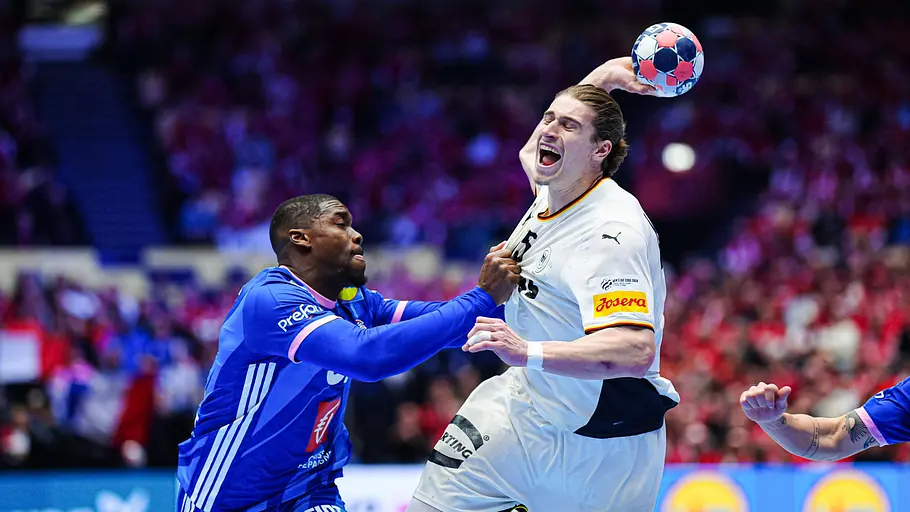 Juri Knorr Handball-EM 2026 Juri Knorr macht einen Sprungwurf und wird dabei von einem französischen Gegenspieler gedeck.
