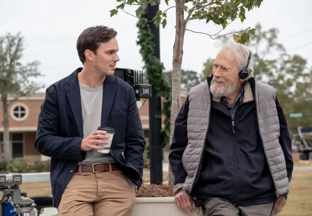 Nicholas Hoult und Regielegende Clint Eastwood bei den Dreharbeiten zu „Juror #2“ Nicholas Hoult im Gespräch mit Clint Eastwood am Set von „Juror #2“, Eastwoods letzter Regiearbeit – der Film ist ab Juli 2025 bei WOW im Stream verfügbar.