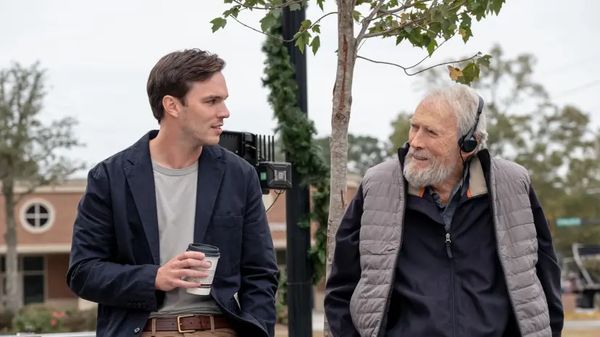 Nicholas Hoult im Gespräch mit Clint Eastwood am Set von „Juror #2“, Eastwoods letzter Regiearbeit – der Film ist ab Juli 2025 bei WOW im Stream verfügbar. - Foto: Courtesy of Warner Bros.