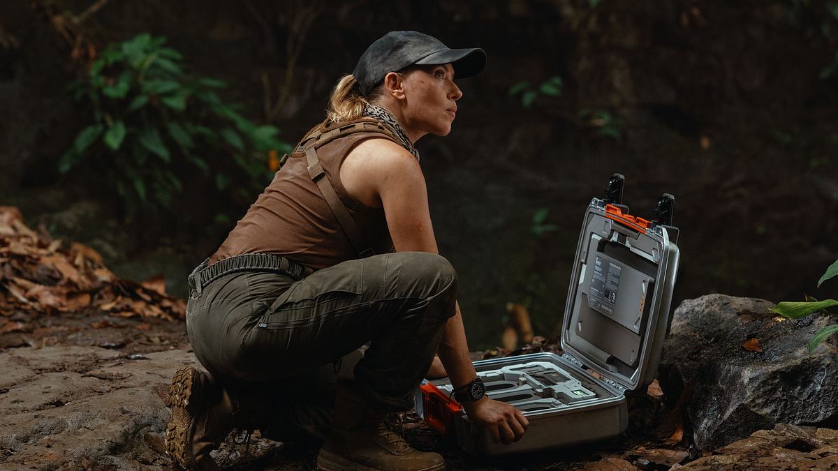 Szene aus in Jurassic World: Die Wiedergeburt: Scarlett Johannsson alias Zora Bennett untersucht etwas in einer Höhle 