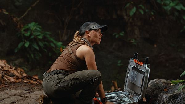 Scarlett Johannsson untersucht etwas in einer Hölle in Jurassic World: Die Wiedergeburt - Foto: © Universal Studios. All Rights Reserved.