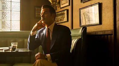 Justin Theroux sitzt als Robert House in einer Kneipe in Fallout - Staffel 2 - Foto: Prime Video