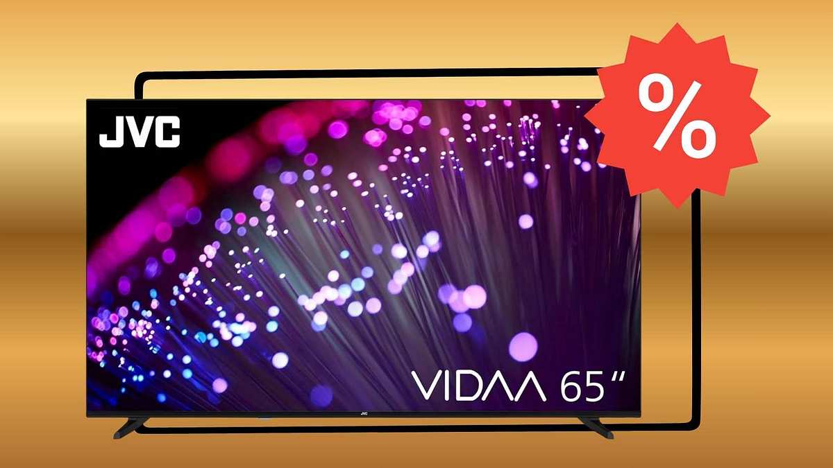 JVC QLED 65 Zoll Fernseher Der JVC QLED 65 Zoll Fernseher vor einem goldenen Hintergrund und neben einem Rabatt-Symbol