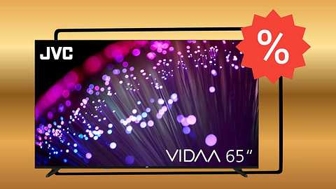 Der JVC QLED 65 Zoll Fernseher vor einem goldenen Hintergrund und neben einem Rabatt-Symbol - Foto: TVM/PR