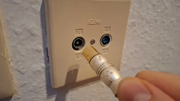 Kabel-TV-Buchse und Hand mit Kabel  - Foto: TV Movie / Privat