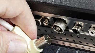 Man sieht, dass das Kabel fürs Kabelfernsehen nicht in der Buchse steckt.  - Foto: IMAGO / Arnulf Hettrich