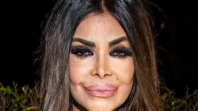 Kader Loth in einem goldenen Kleid mit viel Make-up. - Foto:  IMAGO / BREUEL-BILD