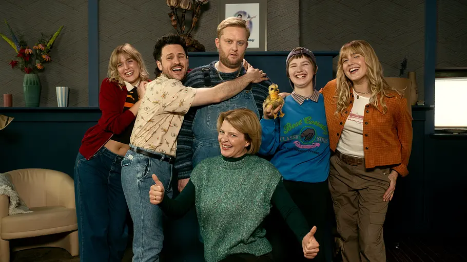 Die Schauspieler:innen der Serie posieren auf einem Bild: Jana Münster, Dimitrij Schaad, Anton Fatoni Schneider, Sky Arndt, Jördis Triebel, Sophia Münster