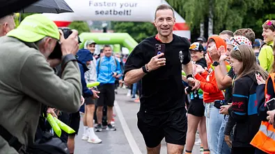 Kai Pflaume bei einem Marathon. Der Moderator ist sehr sportlich. Nun stürzte er mit seinem Fahrrad, kam dank modernster Technik nur mit einer leichten Verletzung davon. - Foto: IMAGO / Beautiful Sports