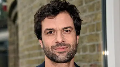 Kai Schumann, der Schauspieler von der Rolle Chris sieht auf einem Event nachdenklich in die Kamera - Foto: IMAGO / Horst Galuschka