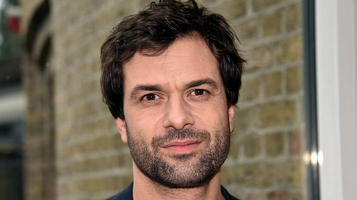 Kai Schumann, der Schauspieler von der Rolle Chris sieht auf einem Event nachdenklich in die Kamera - Foto: IMAGO / Horst Galuschka