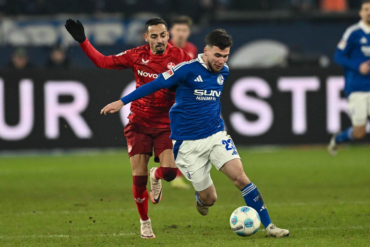 Kenny Redondo vom 1. FC Kaiserslautern im Zweikampf mit Mehmet-Can Aydin vom FC Schalke 04 beim 2. Bundesliga-Spiel am 29. November 2024