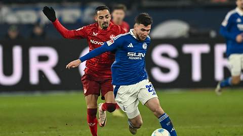 Kenny Redondo vom 1. FC Kaiserslautern im Zweikampf mit Mehmet-Can Aydin vom FC Schalke 04 beim 2. Bundesliga-Spiel am 29. November 2024 - Foto:  IMAGO / pepphoto