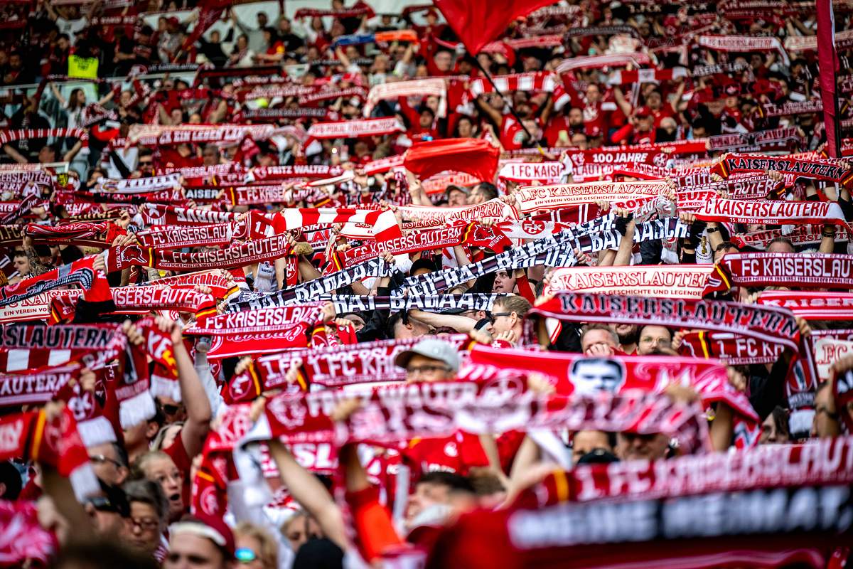 Fans des 1. FC Kaiserslautern halten im Fritz Walter Stadion ihre Schals nach oben beim 2. Bundesliga-Spiel gegen den FC Schalke 04 am 27. April 2025 Fans des 1. FC Kaiserslautern halten im Fritz Walter Stadion ihre Schals nach oben beim 2. Bundesliga-Spiel gegen den FC Schalke 04 am 27. April 2025