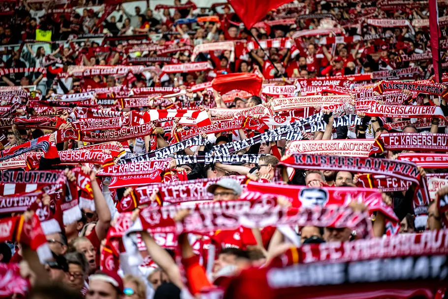 Fans des 1. FC Kaiserslautern halten im Fritz Walter Stadion ihre Schals nach oben beim 2. Bundesliga-Spiel gegen den FC Schalke 04 am 27. April 2025 Fans des 1. FC Kaiserslautern halten im Fritz Walter Stadion ihre Schals nach oben beim 2. Bundesliga-Spiel gegen den FC Schalke 04 am 27. April 2025