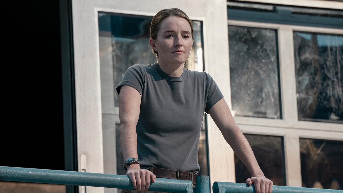 Abby in The Last of Us Staffel 3 am Geländer des Football-Stadions