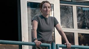 Abby in The Last of Us Staffel 3 am Geländer des Football-Stadions - Foto: HBO