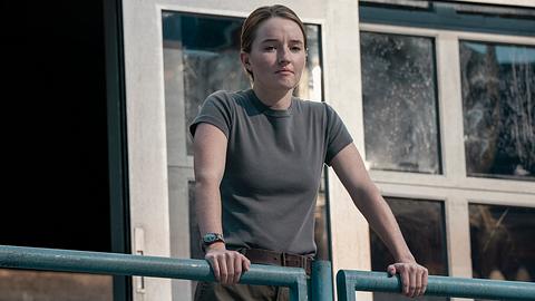 Abby in The Last of Us Staffel 3 am Geländer des Football-Stadions - Foto: HBO