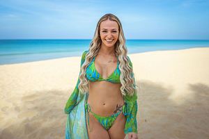 Anita Latifi posiert im Bikini am Star-Strand von KDRS - Foto: RTLZWEI/ Luis Zeno Kuhn