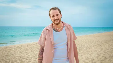 Dennis Lodi lächelt bei „Kampf der Realitystars“ in die Kamera. - Foto: RTLZWEI