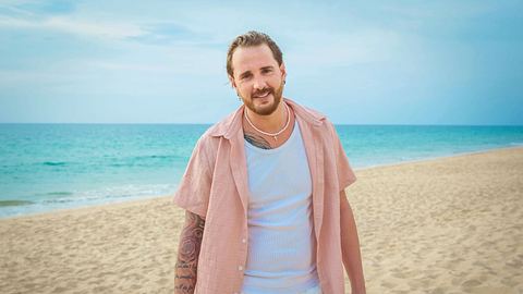 Dennis Lodi lächelt bei „Kampf der Realitystars“ in die Kamera. - Foto: RTLZWEI