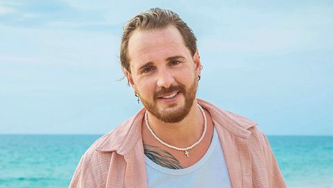 Dennis Lodi lächelt bei „Kampf der Realitystars“ in die Kamera. - Foto: RTLZWEI