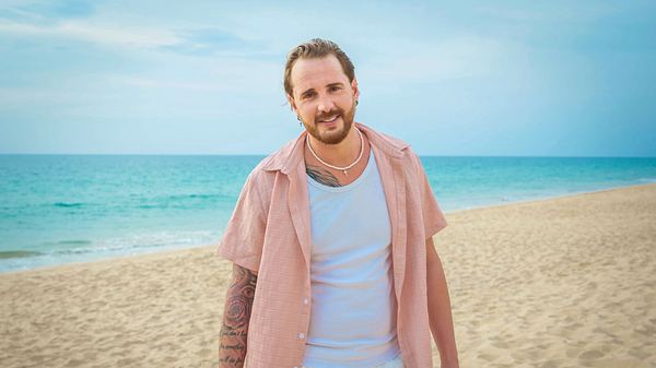 Dennis Lodi lächelt bei „Kampf der Realitystars“ in die Kamera. - Foto: RTLZWEI