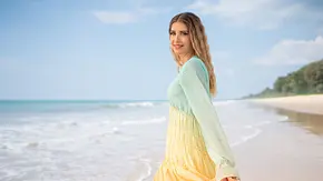 Cathy Hummels steht am Strand am Meer und blickt lächelnd in die Kamera, sie trägt ein luftiges Kleid in Pastellfarben bei sonnigem Wetter - Foto: RTLZWEI/Luis Zeno Kuhn Cathy Hummels steht am Strand am Meer und blickt lächelnd in die Kamera, sie trägt ein luftiges Kleid in Pastellfarben bei sonnigem Wetter - Foto: RTLZWEI/Luis Zeno Kuhn