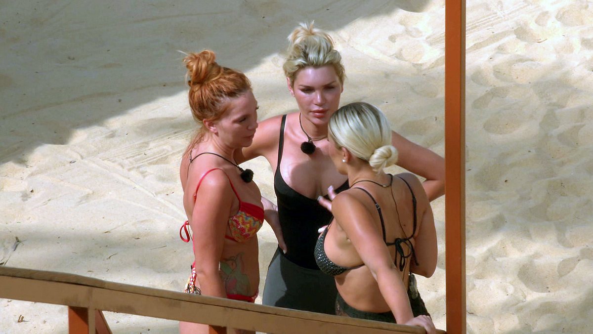 Tara, Laura und Giuliana im Gespräch am Strand..
