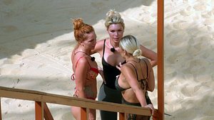 Tara, Laura und Giuliana im Gespräch am Strand.. - Foto: RTLZwei