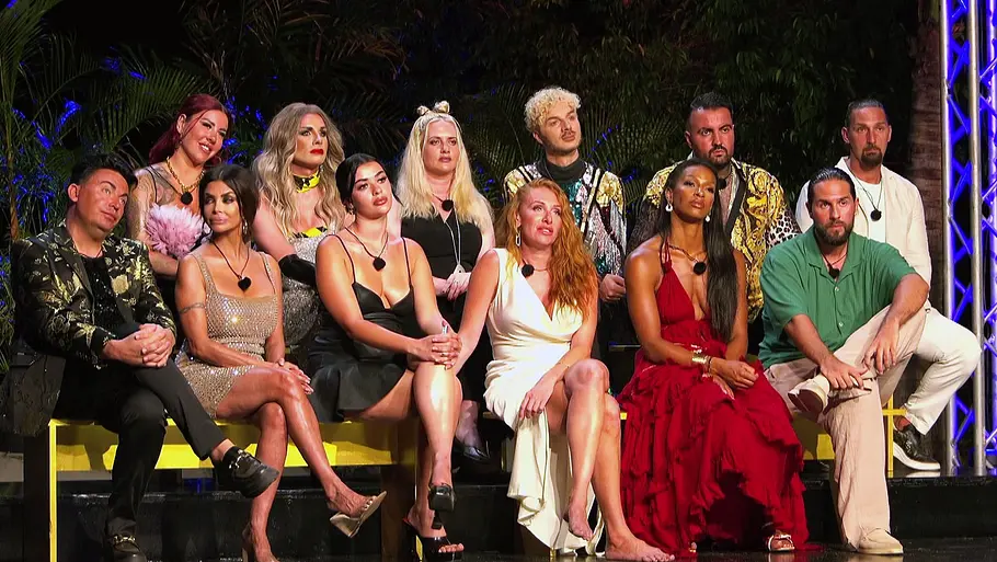„Kampf der Realitystars“-Cast 2026 Der „Kampf der Realitystars“-Cast 2026. Alle sitzen edel gekleidet nebeneinander und schauen in die Ferne.