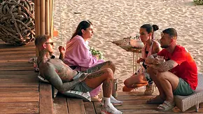 KDRS-Teilnehmer:innen Paco, Yeliz, Elena und Serkan sitzen zusammen auf der Holzterrasse und besprechen sich. - Foto: RTLZWEI KDRS-Teilnehmer:innen Paco, Yeliz, Elena und Serkan sitzen zusammen auf der Holzterrasse und besprechen sich. - Foto: RTLZWEI