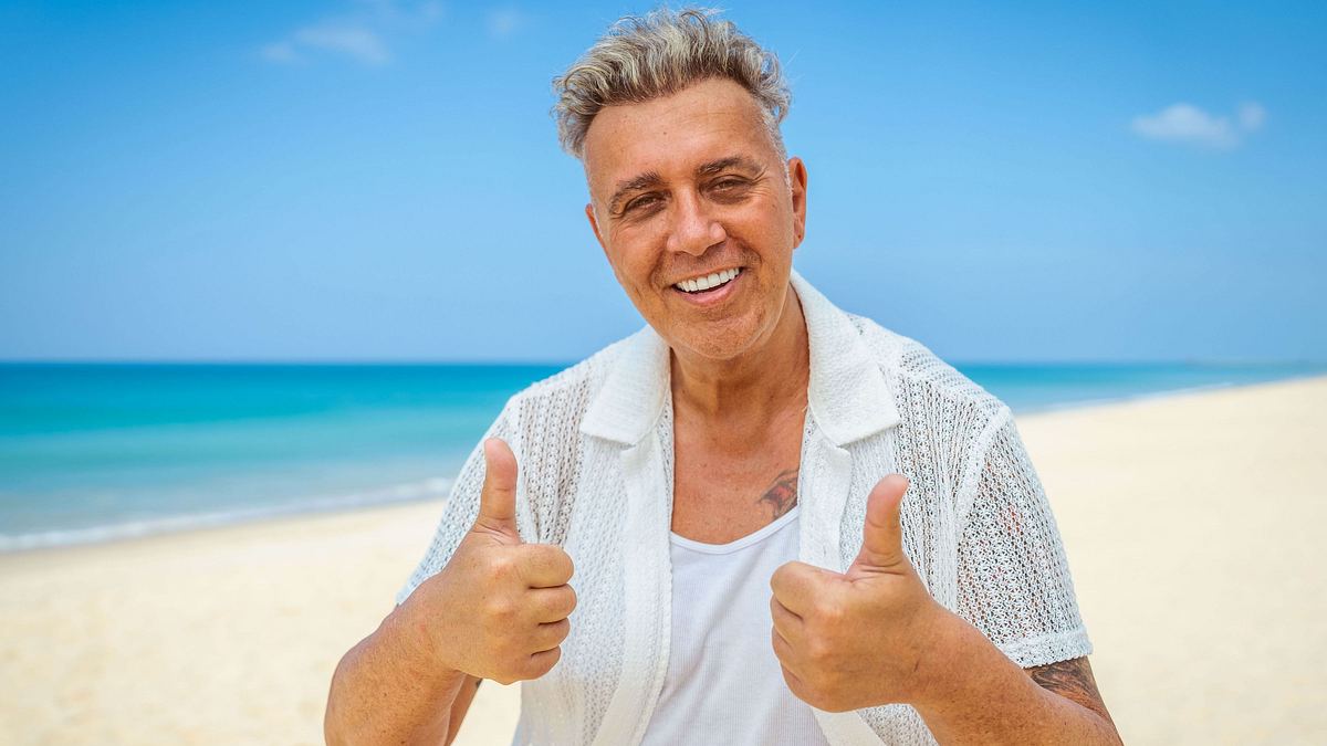 Frank Fussbroich Frank Fussbroich posiert am Star-Strand von KDRS und zeigt beide Daumen nach oben
